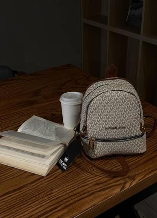 Стильный молодежный рюкзак michael kors monogram backpack mini beige1 фото