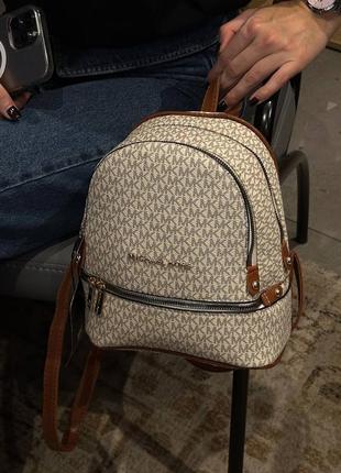 Стильный молодежный рюкзак michael kors monogram backpack mini beige8 фото