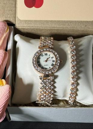 Роскошные часы женские наручные кварцевые цвет золотистый в камнях в комплекте с сияющим браслетом в