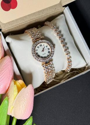 Розкішний годинник жіночий наручний кварцовий колір золотистий у каменях у комплекті з сяйним браслетом2 фото