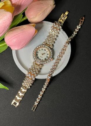 Розкішний годинник жіночий наручний кварцовий колір золотистий у каменях у комплекті з сяйним браслетом4 фото