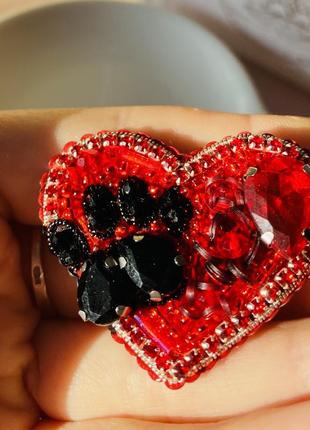 Брошь из бисера сердце с лапкой