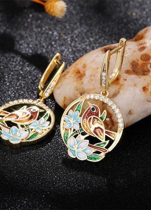 Женские сережки заокругленные в виде птицы и цветов декор камни цвет золотистый2 фото