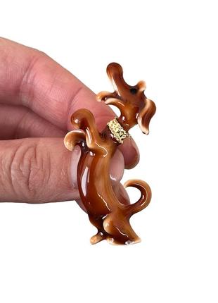 Эмалированная брошь-подвеска животного собаки такса коричневая brbf112576