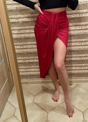 Красная юбка с разрезом1 фото