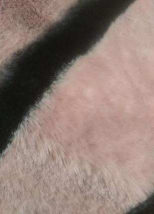 Шубка из экомеха на запах пудро розового цвета в черную полоску10 фото