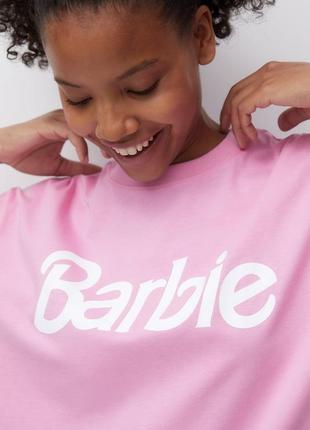 Ліцензійна футболка pull&bear barbie рожевого кольору2 фото