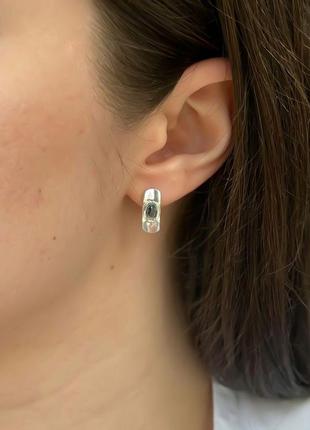 Стильные серебряные сережки с топазом лондон блю гладкие маленькие продолговатые серьги с овальным камнем5 фото