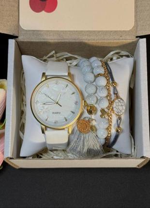 Стильные часы женские наручные кварцевые цвет белый в комплекте с регулирующимися браслетами 4 шт  в