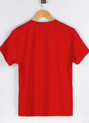 Стильная красная мужская футболка с рисунком принтом4 фото