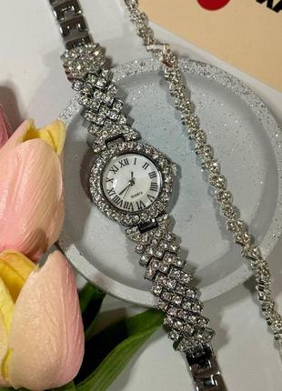 Розкішний годинник жіночий наручний кварцовий колір сріблястий у каменях у комплекті з сяйним браслетом5 фото
