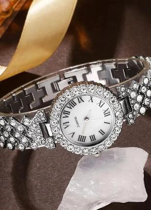 Розкішний годинник жіночий наручний кварцовий колір сріблястий у каменях у комплекті з сяйним браслетом3 фото