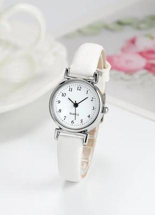 Стильний годинник жіночий наручний кварцовий колір білий у комплекті з браслетом у подарунковій коробці3 фото