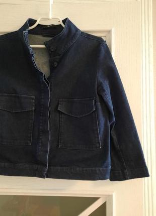 Джинсовий піджак з великими кишенями і вкороченими рукавами3 фото