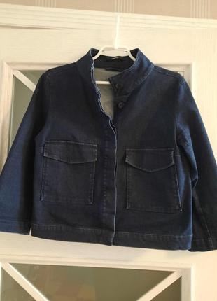 Джинсовий піджак з великими кишенями і вкороченими рукавами2 фото