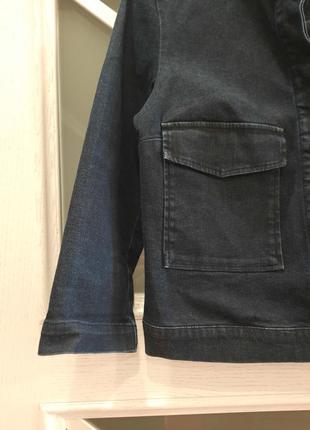 Джинсовий піджак з великими кишенями і вкороченими рукавами5 фото