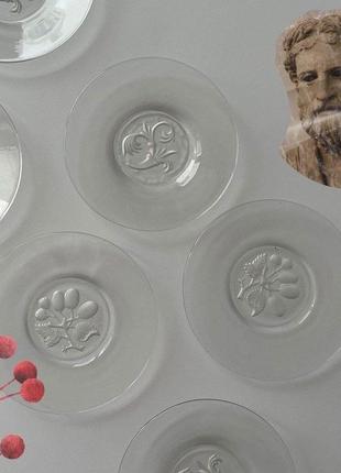 Вінтажні тарілки з візерунком