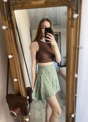 Зеленая мини юбка - шорты с цветочным принтом9 фото