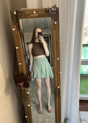 Зеленая мини юбка - шорты с цветочным принтом3 фото
