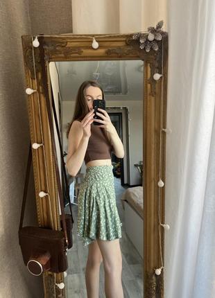 Зеленая мини юбка - шорты с цветочным принтом2 фото