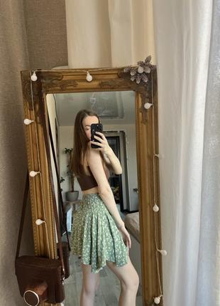 Зеленая мини юбка - шорты с цветочным принтом4 фото