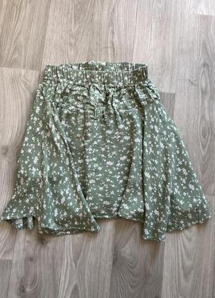 Зеленая мини юбка - шорты с цветочным принтом5 фото