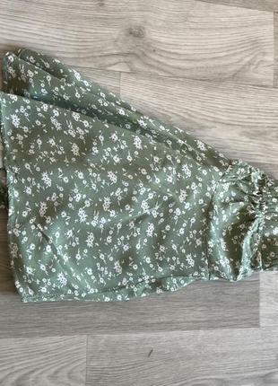 Зеленая мини юбка - шорты с цветочным принтом7 фото