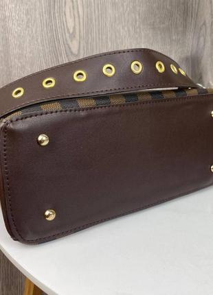 Женская стильная коричневая сумка в клетку на плечо4 фото