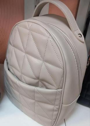 Нежный модный вместительный рюкзак женский стеганный качественный бежевый тауп из кожзаменителя с подкладкой6 фото