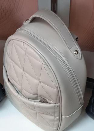 Нежный модный вместительный рюкзак женский стеганный качественный бежевый тауп из кожзаменителя с подкладкой8 фото