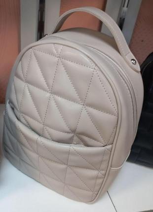 Нежный модный вместительный рюкзак женский стеганный качественный бежевый тауп из кожзаменителя с подкладкой7 фото