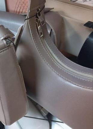 Елегантна якісна каркасна сумка жіноча маленька колір бежевий тауп сумочка достатньо містка10 фото