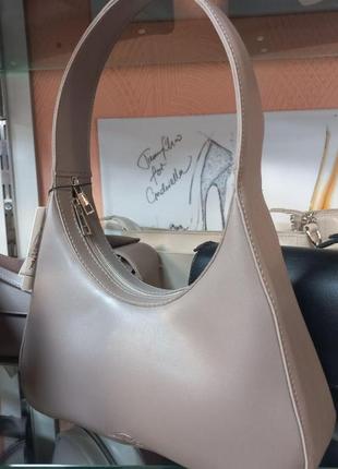Елегантна якісна каркасна сумка жіноча маленька колір бежевий тауп сумочка достатньо містка8 фото