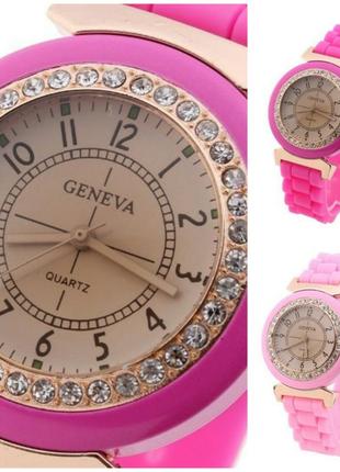 Женские стильные наручные часы с силиконовым ремешком  geneva.