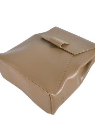 Стильный современный вместительный рюкзак женский мокко качественный с отделением на молнии под клапаном4 фото