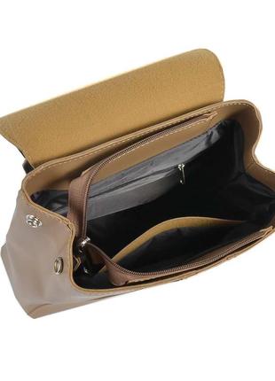Стильный современный вместительный рюкзак женский мокко качественный с отделением на молнии под клапаном3 фото