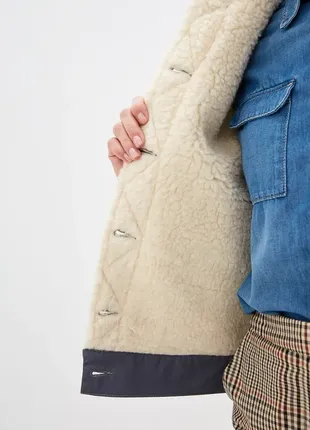 Женская джинсовая куртка темно-серого цвета на подкладке из натуральной шерсти овцы. размер xs