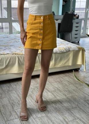Вельветовая стильная горчичная юбка на пуговицах1 фото