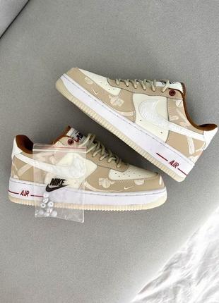 Класні жіночі кросівки nike air force 1 07 lx year of the rabbit бежеві з вишивкою