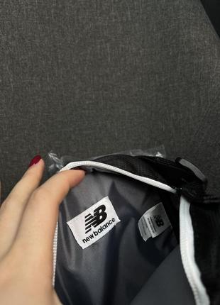 Оригинальная сумка кросс-боди мессенджер new balance shoulder bag with logo in black3 фото
