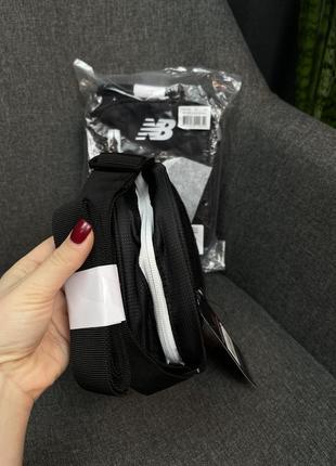 Оригинальная сумка кросс-боди мессенджер new balance shoulder bag with logo in black6 фото