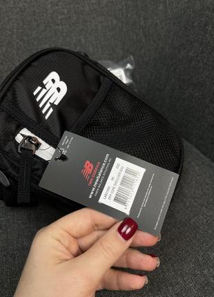 Оригинальная сумка кросс-боди мессенджер new balance shoulder bag with logo in black5 фото