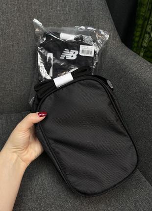 Оригинальная сумка кросс-боди мессенджер new balance shoulder bag with logo in black7 фото