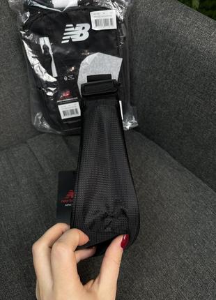 Оригинальная сумка кросс-боди мессенджер new balance shoulder bag with logo in black8 фото
