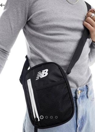 Оригинальная сумка кросс-боди мессенджер new balance shoulder bag with logo in black9 фото