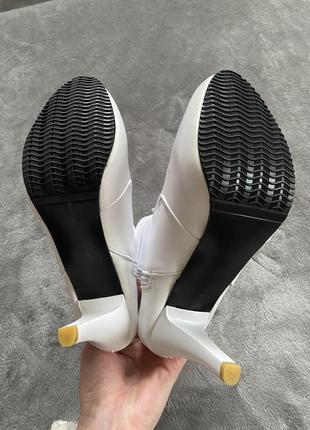 Ботильйони черевики білі на каблуках демісезон чобітки5 фото