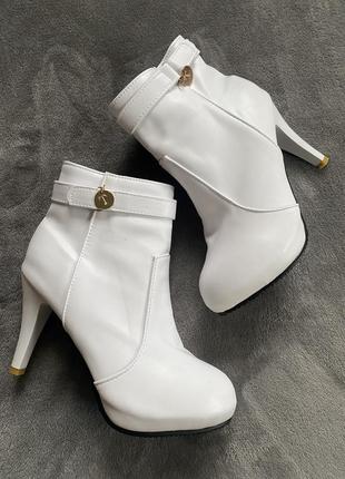 Ботильйони черевики білі на каблуках демісезон чобітки2 фото