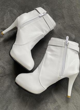 Ботильйони черевики білі на каблуках демісезон чобітки3 фото