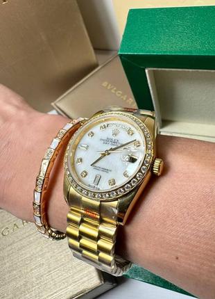 Часы наручные женские с камнями золотистые белые брендовые в стиле cartier