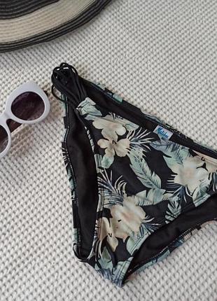 Красивые плавальные трусики malibu